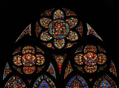 Fenêtre w201 représentant les lumières de la rosace avec trois anges - French School