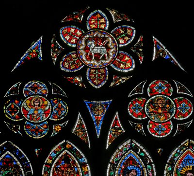 Fenêtre w202 représentant les lumières de la rosace avec deux anges et l