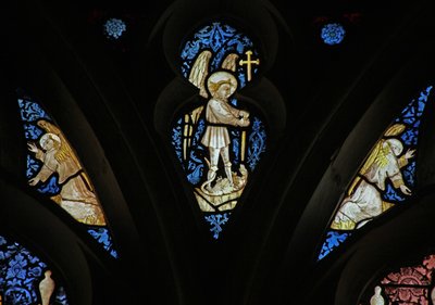 Vitrail w27 représentant Saint Michel - French School