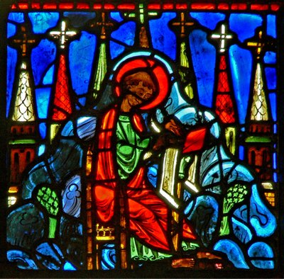 Fenêtre w29 représentant Saint Jean à Patmos écrivant aux Sept Églises d