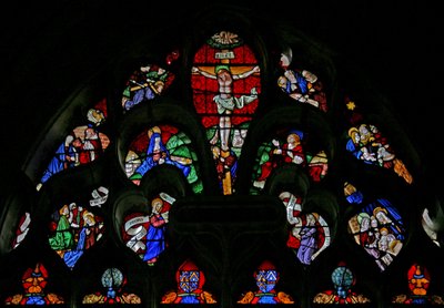 Fenêtre w2 représentant la Crucifixion et des scènes de l