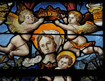 Vitrail w3 représentant la Vierge et l