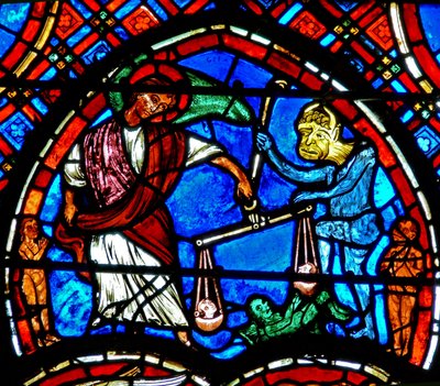 Fenêtre w4 représentant une scène du Jugement Dernier : Saint Michel pesant les âmes - French School