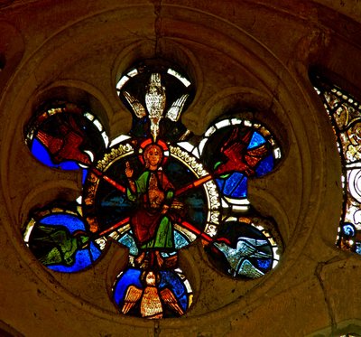 Fenêtre w85 représentant le Christ entouré de six colombes et tenant la septième symbolisant le Saint-Esprit - French School