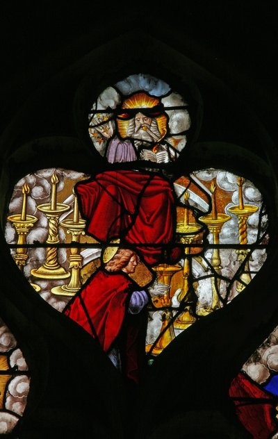 Fenêtre w9 représentant le Christ du Jugement Dernier : Saint Jean écrivant aux Églises d