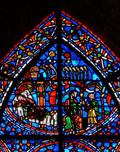 Fenêtre w9 représentant le rêve de Joseph ; le soleil, la lune, les étoiles et les gerbes de blé de ses frères s