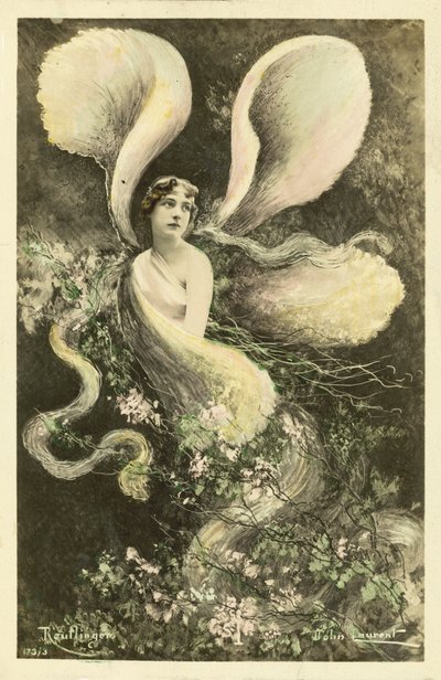 Femme déguisée en papillon - French School