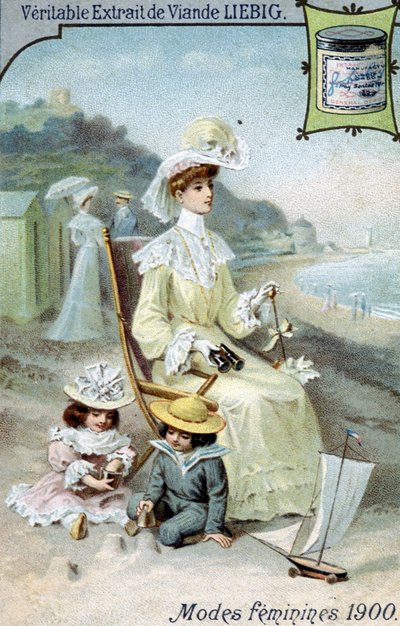 Mode féminine 1900. Femme sur la plage avec ses deux enfants. Chromolithographie produits Liebig - French School