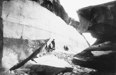 Quelques hommes assis le long des murs d