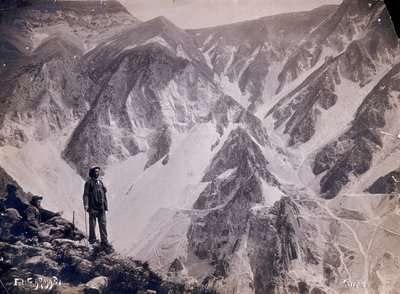 Vue des Alpes Apuanes avec les carrières de marbre. Quelques hommes admirant la vue apparaissent au premier plan. (photo n/b) - G. Armani