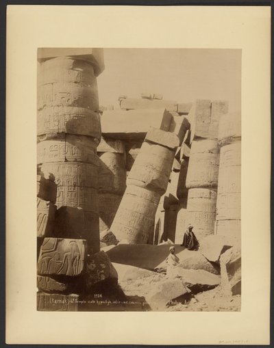 (Karnak) Gd. Temple, salle hypostyle, interieur, colonne penchee - G. Lekegian