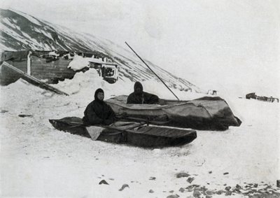 Les deux kayaks à terre, vers 1911, 1913 - G. Murray Levick