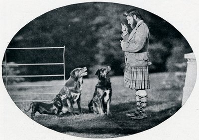 Mr. Francis Clark, le valet de la reine, avec trois de ses chiens préférés - G. W. Wilson and Company