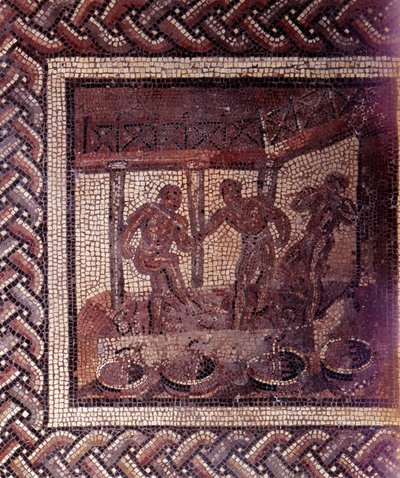 Art gallo-romain : pavement en mosaïque représentant un calendrier rustique. Scène de foulage des raisins dans une cuve. Fin 2e, début 3e siècle après J.-C. De Saint-Romain-en-Gal (Rhône). Saint-Germain-en-Laye, Musée national d