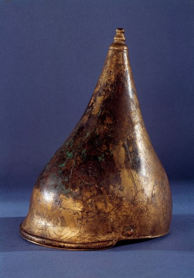 Art gaulois : casque à cornes (2e âge du fer, vers 250 av. J.-C., époque de La Tène). Saint-Germain-en-Laye, Musée des Antiquités - Gaulish