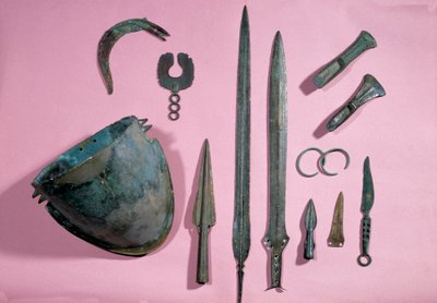 Art gaulois : casque en bronze, hache, faucille, ornement, épée, bracelet, pointe de Theil à Billy sur Loir. 1150 - 950 av. J.-C. Saint-Germain-en-Laye, Musée des Antiquités - Gaulish Gaulish