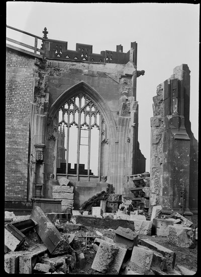 Dégâts causés par les bombes à la cathédrale de Manchester, Grand Manchester - George Bernard Mason