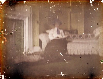 Femme assise sur un canapé, vers 1910 - George Bernard Shaw