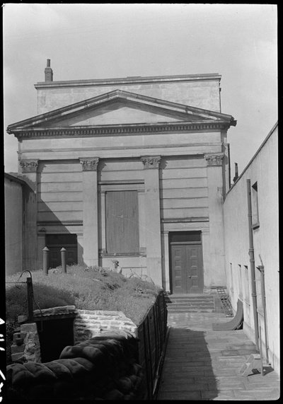 Chapelle à Hull Trinity House et statue devant la façade est, Kingston upon Hull - George Bernard Wood