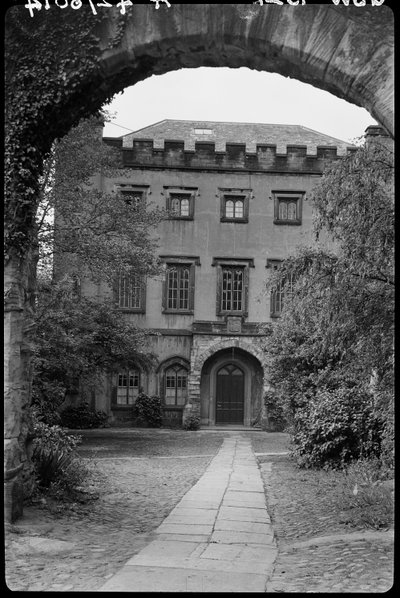 Mur avec arche devant le n° 9, The College, County Durham - George Bernard Wood