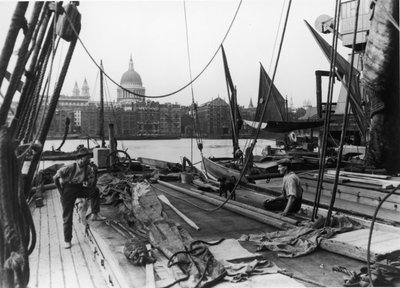 Hommes sur une barge de la Tamise, South Bank, Lambeth, Londres, début du 20ème siècle - George Davison Reid