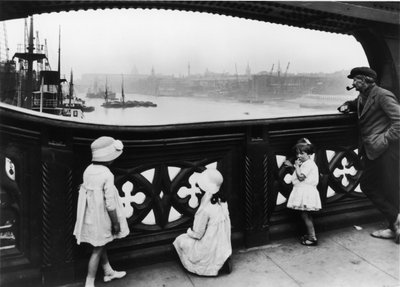 Personnes regardant la Tamise depuis Tower Bridge, Londres - George Davison Reid