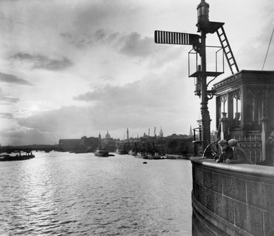 Vue en amont du Tower Bridge, Stepney, Tower Hamlets, Londres - George Davison Reid