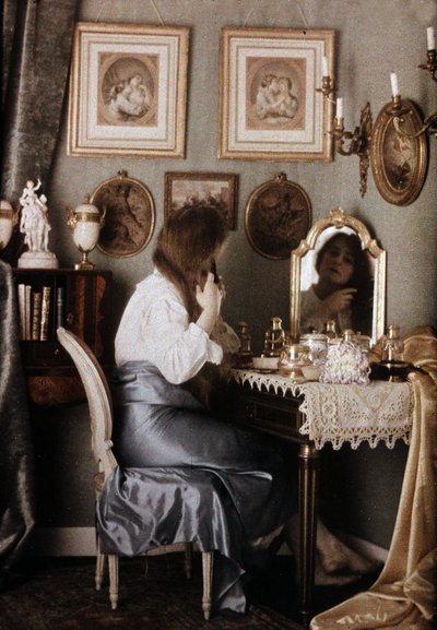Femme à sa toilette - autochrome par G. Henry, vers 1910 - George F. Henry