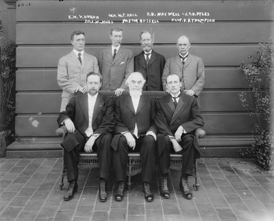 Charles Taze Russell (centre) avec Ernest Wilson V. Kuehn, Général William P. Hall, Robert B. Maxwell, J.T.D. Pyles, Dr. Leslie W. Jones, Professeur F.B. Thompson, 1911 - George Grantham Bain