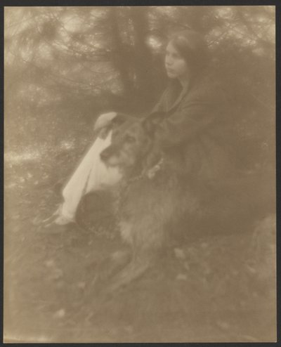 [Femme assise avec chien] - George H. Seeley