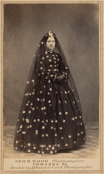 Femme en costume de reine de la nuit, v. 1860 (photo) - George H. Wood