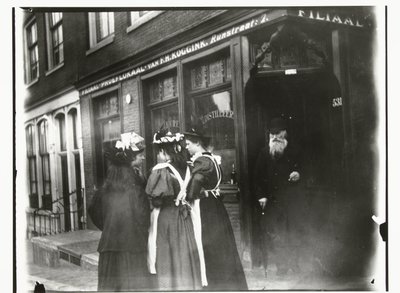 Quatre jeunes femmes dans la rue devant le bar Koggink dans la Runstraat à Amsterdam - George Hendrik Breitner