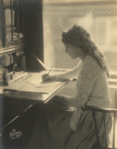 Mary Pickford écrivant à un bureau, vers 1918 - Bartolome Esteban and studio Murillo
