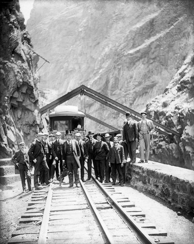 Pont suspendu - Le président Theodore Roosevelt et son groupe dans la Royal Gorge de la rivière Arkansas, 8 mai 1905 - George Lytle Beam