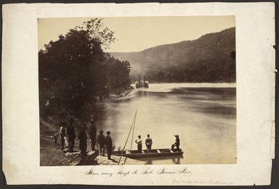 [Bateau à vapeur traversant The Suck, rivière Tennessee, à six milles en aval de Chattanooga] - George N. Barnard