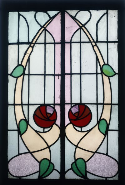 Un panneau en vitrail représentant des roses stylisées - George Walton