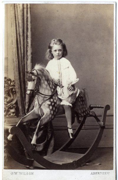 Jeune fille assise sur un cheval à bascule, 1860s - George Washington Wilson