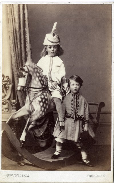 Jeune fille avec chapeau sur un cheval à bascule avec une autre fille debout à côté, 1860s - George Washington Wilson