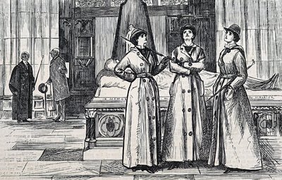 Trois femmes portant des manteaux longs, dans un musée - George du Maurier