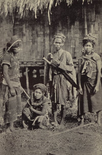 Birmanie : Un homme Kachin avec le dah caractéristique, et trois femmes - Georges Bertin Scott