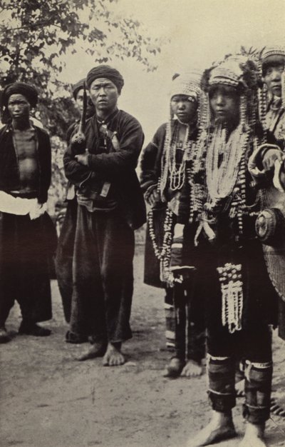 Birmanie : Hommes Akha avec femmes en grande tenue - Georges Bertin Scott