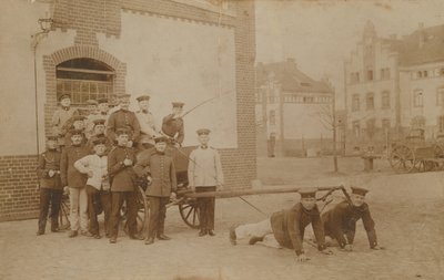 Soldats allemands tirant un affût (de canon ). Carte postale envoyée en 1913. - German Photographer