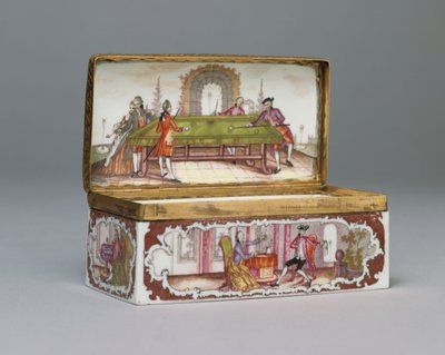Une tabatière rectangulaire de Frankenthal avec couvercle bombé, l