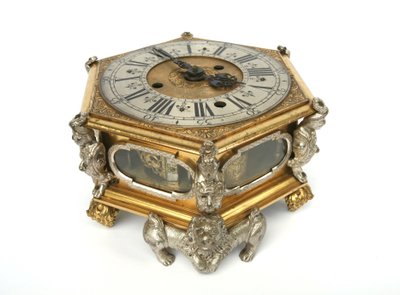 Une horloge de table - German School