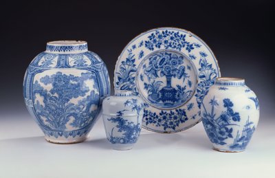 Sélection de céramiques bleues et blanches de Francfort dans un style chinois, vers 1680-90 - German School