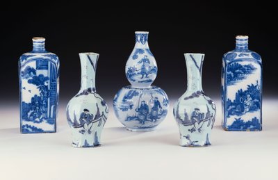 Sélection de Céramiques Bleues et Blanches de Francfort dans un Style Chinois, y Compris Deux Flasques à Esprit Bleues et Blanches de Francfort, une Paire de Vases Octogonaux Yan Yan de Francfort, et un Vase Double-Gourde Bleu et Blanc de Francfort, vers 1 - German School