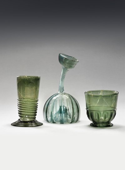 Un gobelet en verre Waldglas, un strangenglas et un kuttrolf - German School