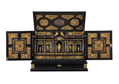 Cabinet de table en métal doré, cristal de roche et pierre dure, Augsbourg, vers 1630-40 - German School