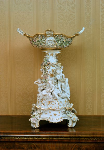 Présentoir à gâteaux avec chérubins représentant les saisons, vers 1830 - German School