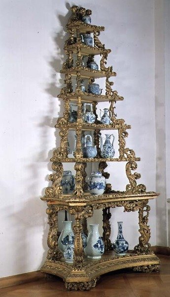 Collection de porcelaine chinoiserie bleue et blanche sur un support pyramidal, allemand, début du 18ème siècle - German School